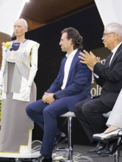 Visita de robot Sophia a Medellín