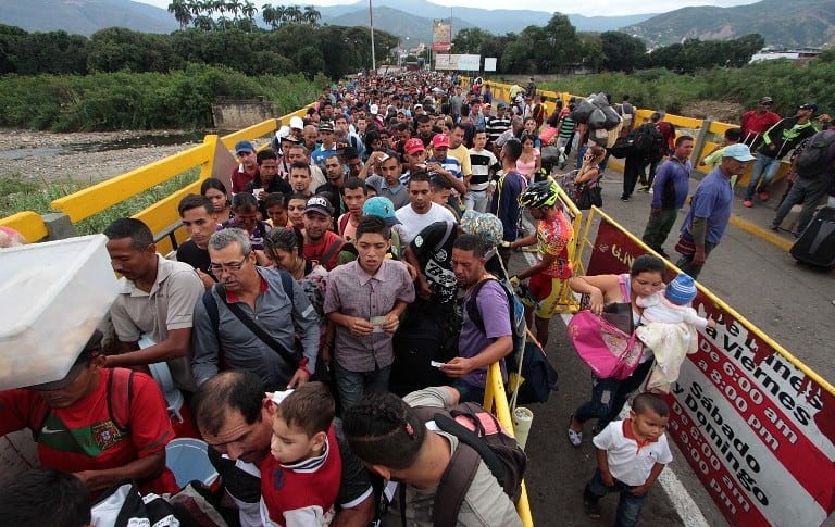 Venezolanos pasan la frontera hacia Colombia