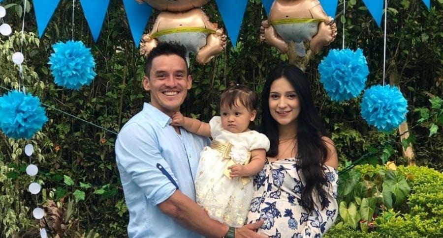 Carlos Mario Oquendo, con su esposa Manuela Zuluaga y su hija mayor.