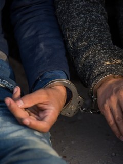 Hombres esposados