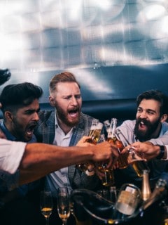 Gente tomando cerveza