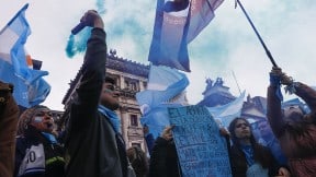 Grupos a favor y en contra de la ley del aborto se manifiestan en Buenos Aires