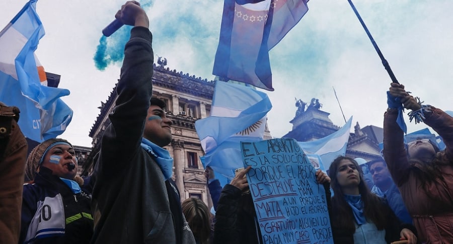 Grupos a favor y en contra de la ley del aborto se manifiestan en Buenos Aires