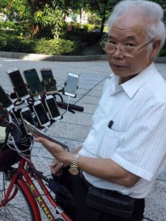 Abuelo usa 11 celulares para jugar Pokémon Go.