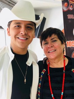 Christian Nodal, cantante, con 'la Negra candela', presentadora.