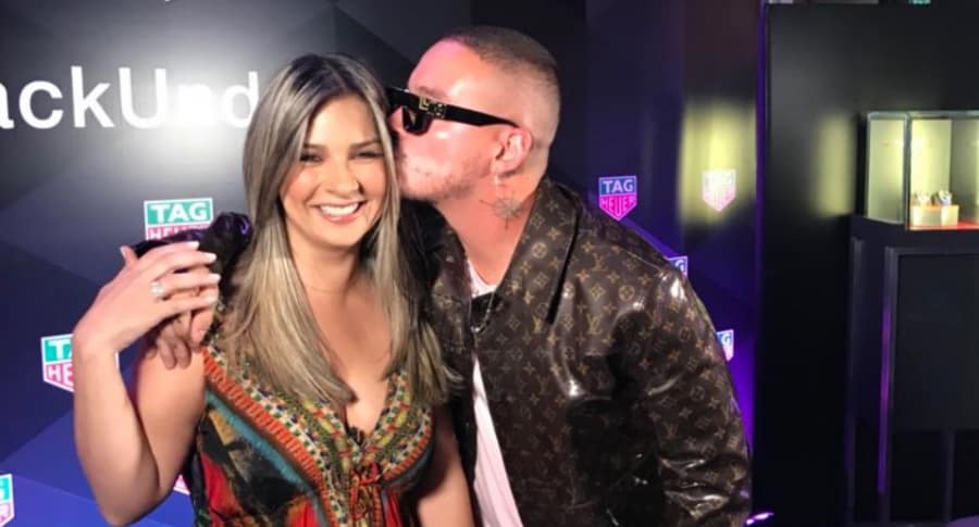 Vicky Dávila, periodista, y J Balvin, cantante.