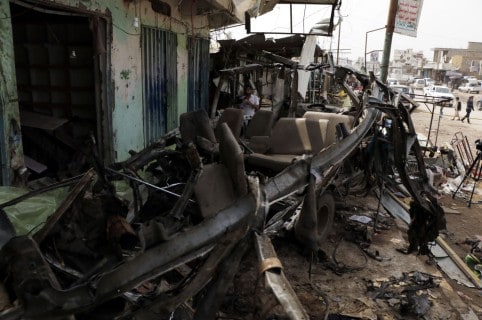 Restos del bus bombardeado en Yemen