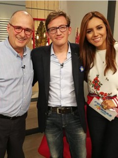 Jota Mario Valencia y Tatiana Franco, presentadores, junto a Gustavo Quintero.