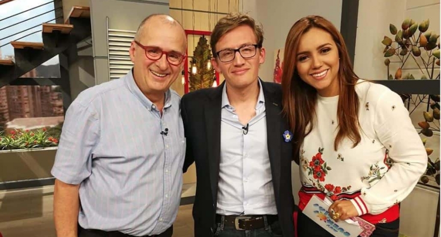 Jota Mario Valencia y Tatiana Franco, presentadores, junto a Gustavo Quintero.