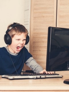 Niño hackeando
