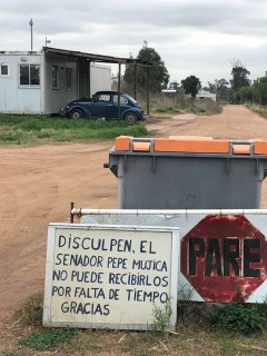 Foto del camino frente a la casa de 'Pepe' Mujica