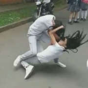 Estudiantes peleando a las afueras de su colegio, en Caicedonia