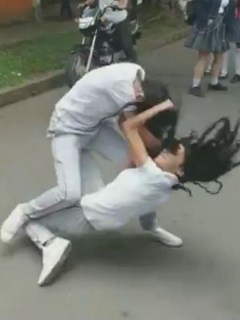 Estudiantes peleando a las afueras de su colegio, en Caicedonia