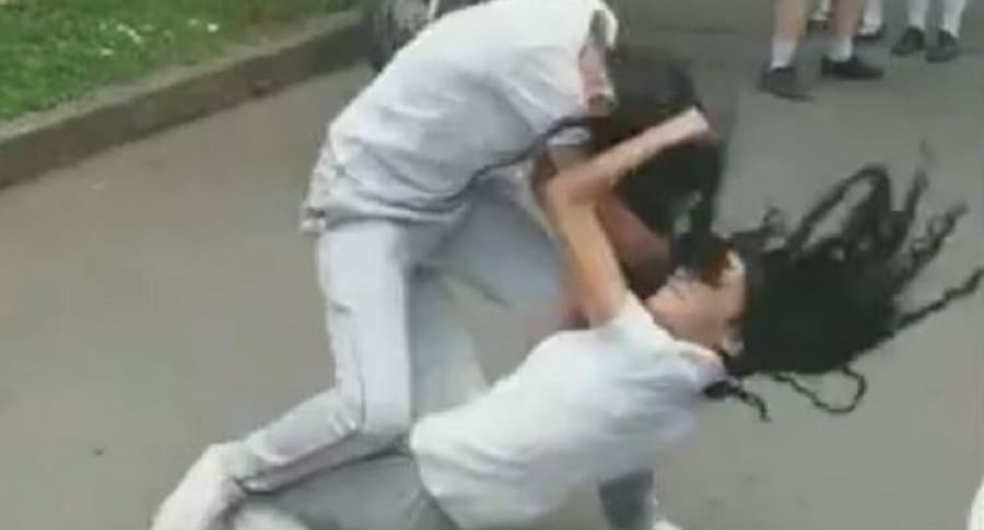 Estudiantes peleando a las afueras de su colegio, en Caicedonia