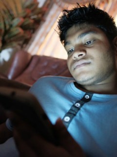 Consultando su celular