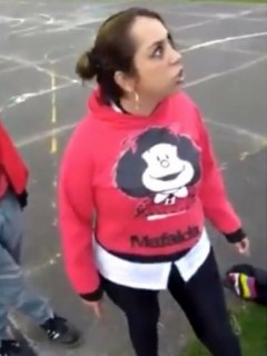 Mamá defendiendo a su hija