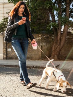 Mujer paseando a su perro