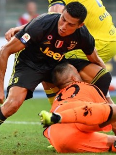Cristiano Ronaldo choca con el arquero de Chievo Stefano Sorrentino.