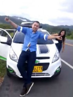 Jóvenes en carro