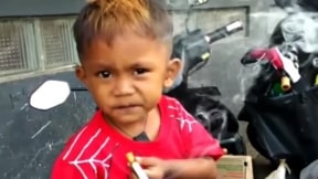 Niño de 2 años adicto al cigarrillo.