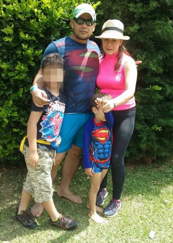 Sergio Carreu00f1o Plata y Luz Adriana Salazar con sus dos hijos