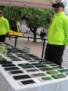 Entrega de celulares en CAI San Victorino