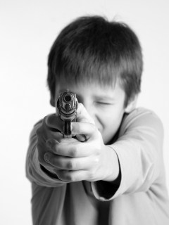 Niño con pistola