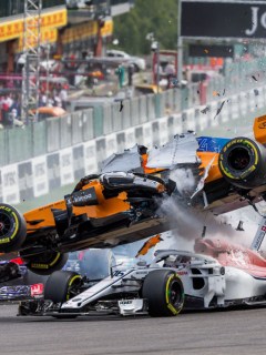 Fernando Alonso chocó durante el inicio del GP de Bélgica