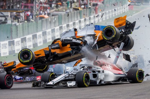Fernando Alonso chocó durante el inicio del GP de Bélgica