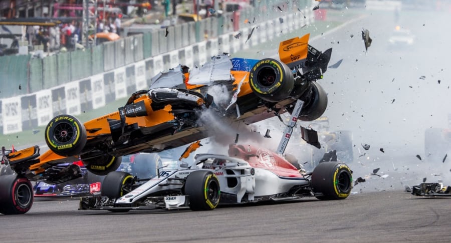 Fernando Alonso chocó durante el inicio del GP de Bélgica