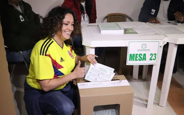 Angélica Lozano votando