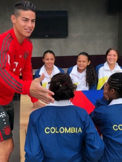 James y niñas