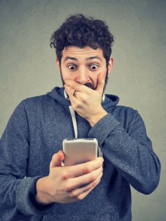 Hombre sorprendido con un celular