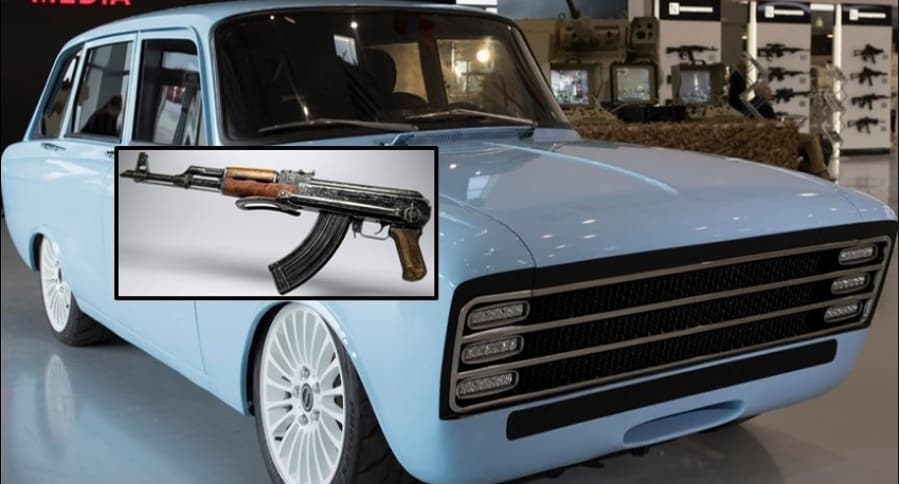 Fusil Kalashnikov sobre carro eléctrico