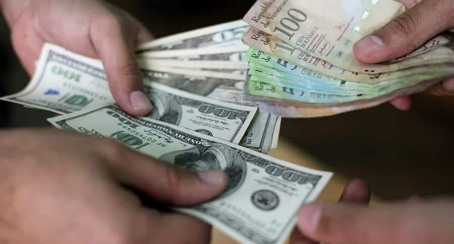 Dólares y bolívares