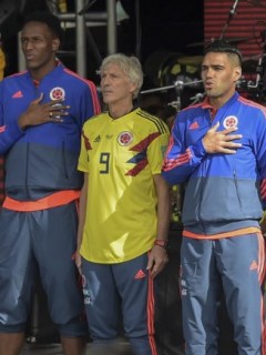 Jugadores de la Selección Colombia junto a Pékerman