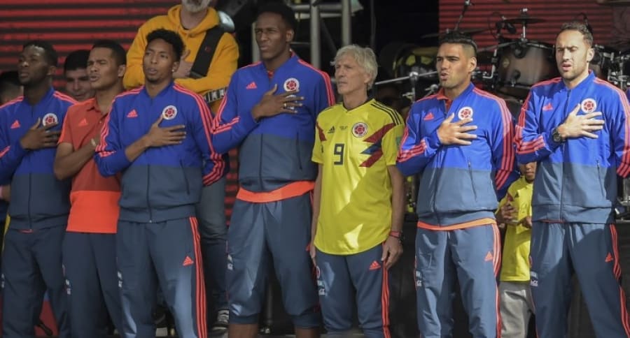 Jugadores de la Selección Colombia junto a Pékerman
