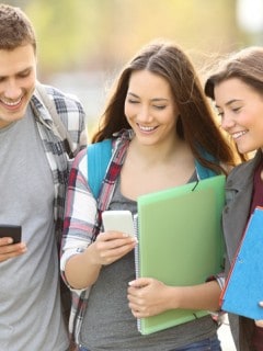 Estudiantes observando el celular