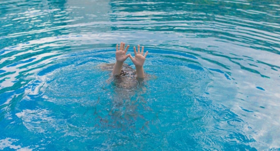 Niño ahogándose.
