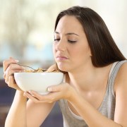 Mujer comiendo cereal