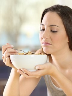 Mujer comiendo cereal