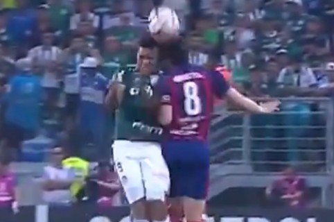 Choque entre Miguel Ángel Borja y Rodrigo Rojas