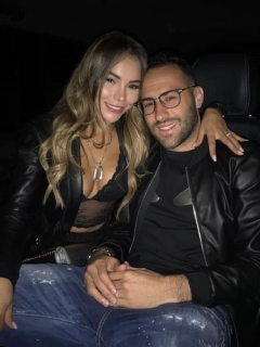 David Ospina, arquero, con su esposa Jessica Sterling,