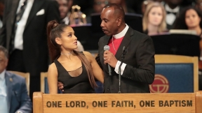 Ariana Grande y obismo Charles Ellis III