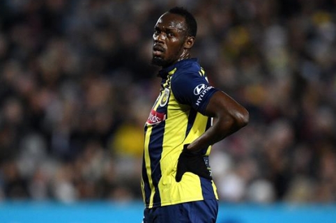 Usain Bolt en su debut como futbolista profesional