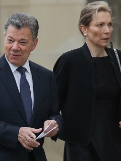 Juan Manuel Santos y María Clemencia de Santos, en funeral de John McCain