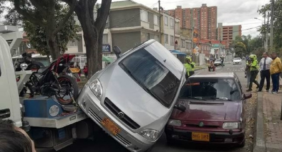 Carro cae de grúa en Bogotá