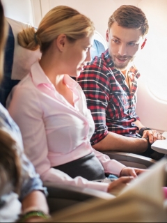 Pareja en avión