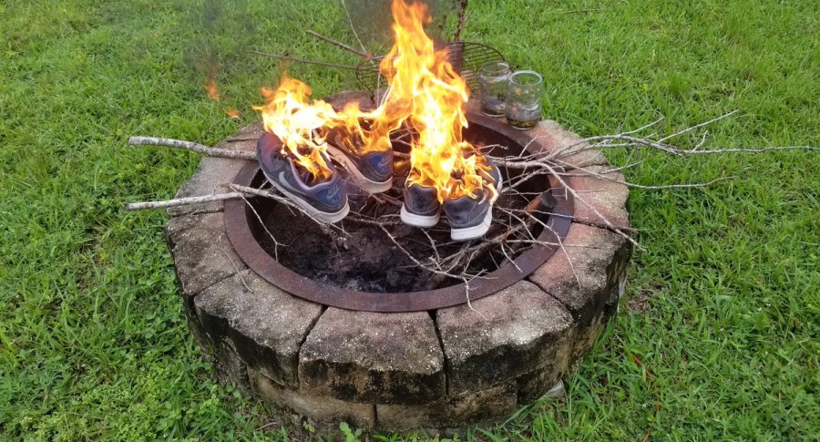 Tenis Nike en llamas
