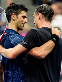 Novak Djokovic abraza a John Millman